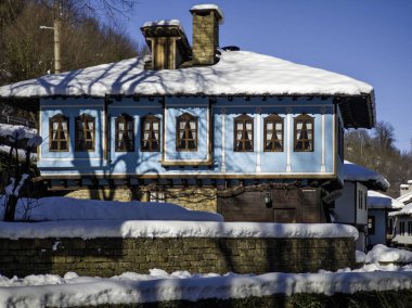 ETAR, GABROVO, BULGARIA - 2 Ocak 2025: Bulgaristan 'ın Gabrovo kenti yakınlarındaki Etara Etnoğrafya Köyü' nün kış manzarası