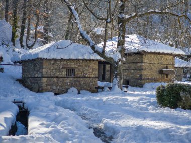 ETAR, GABROVO, BULGARIA - 2 Ocak 2025: Bulgaristan 'ın Gabrovo kenti yakınlarındaki Etara Etnoğrafya Köyü' nün kış manzarası