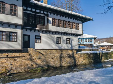 ETAR, GABROVO, BULGARIA - 2 Ocak 2025: Bulgaristan 'ın Gabrovo kenti yakınlarındaki Etara Etnoğrafya Köyü' nün kış manzarası