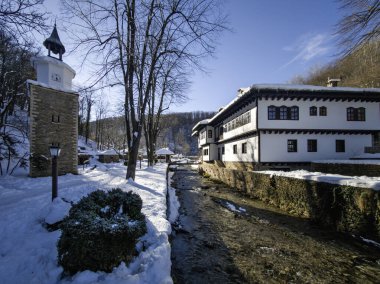 ETAR, GABROVO, BULGARIA - 2 Ocak 2025: Bulgaristan 'ın Gabrovo kenti yakınlarındaki Etara Etnoğrafya Köyü' nün kış manzarası