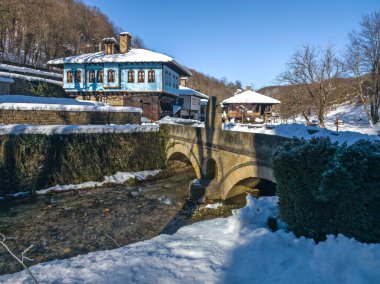 ETAR, GABROVO, BULGARIA - 2 Ocak 2025: Bulgaristan 'ın Gabrovo kenti yakınlarındaki Etara Etnoğrafya Köyü' nün kış manzarası
