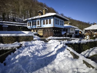 ETAR, GABROVO, BULGARIA - 2 Ocak 2025: Bulgaristan 'ın Gabrovo kenti yakınlarındaki Etara Etnoğrafya Köyü' nün kış manzarası