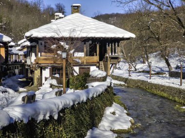 ETAR, GABROVO, BULGARIA - 2 Ocak 2025: Bulgaristan 'ın Gabrovo kenti yakınlarındaki Etara Etnoğrafya Köyü' nün kış manzarası