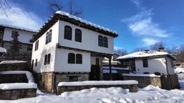 Bulgaristan 'ın Gabrovo bölgesinin Bozhentsi köyünün şaşırtıcı kış manzarası