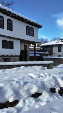 Bulgaristan 'ın Gabrovo bölgesinin Bozhentsi köyünün şaşırtıcı kış manzarası