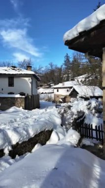 Bulgaristan 'ın Gabrovo bölgesinin Bozhentsi köyünün şaşırtıcı kış manzarası