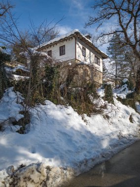 Bulgaristan 'ın Gabrovo bölgesinin Bozhentsi köyünün şaşırtıcı kış manzarası