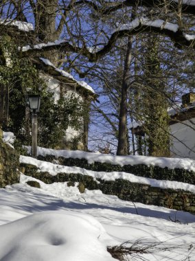 Bulgaristan 'ın Gabrovo bölgesinin Bozhentsi köyünün şaşırtıcı kış manzarası