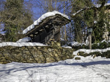 Bulgaristan 'ın Gabrovo bölgesinin Bozhentsi köyünün şaşırtıcı kış manzarası