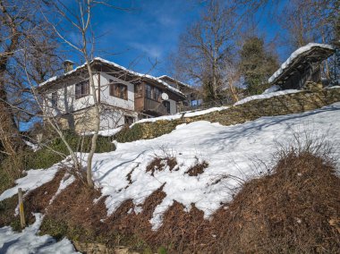 Bulgaristan 'ın Gabrovo bölgesinin Bozhentsi köyünün şaşırtıcı kış manzarası