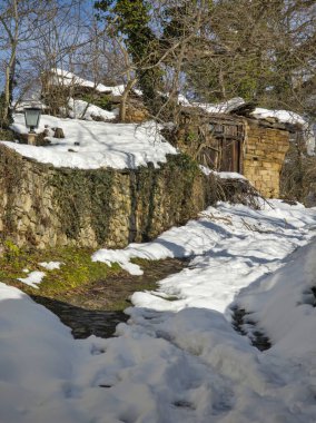 Bulgaristan 'ın Gabrovo bölgesinin Bozhentsi köyünün şaşırtıcı kış manzarası