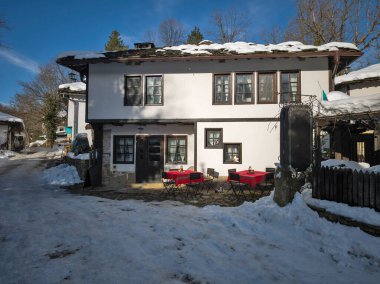 Bulgaristan 'ın Gabrovo bölgesinin Bozhentsi köyünün şaşırtıcı kış manzarası