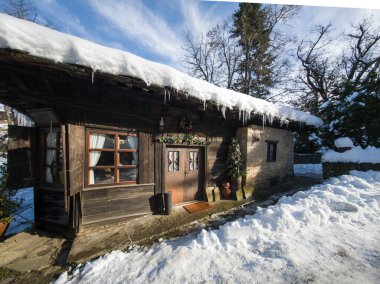 Bulgaristan 'ın Gabrovo bölgesinin Bozhentsi köyünün şaşırtıcı kış manzarası