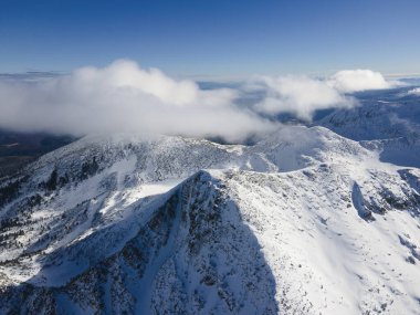 Bulgaristan 'ın Polezhan ve Bezbog Tepeleri yakınlarındaki Pirin Dağı' nın İnanılmaz Hava Kış Manzarası