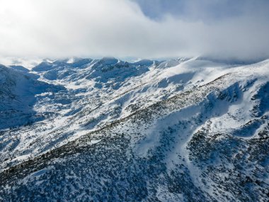 Bulgaristan 'ın Polezhan ve Bezbog Tepeleri yakınlarındaki Pirin Dağı' nın İnanılmaz Hava Kış Manzarası