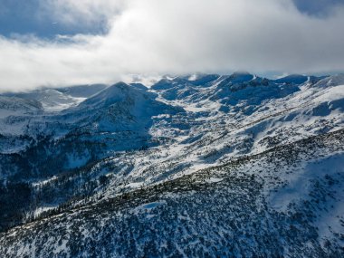 Bulgaristan 'ın Polezhan ve Bezbog Tepeleri yakınlarındaki Pirin Dağı' nın İnanılmaz Hava Kış Manzarası