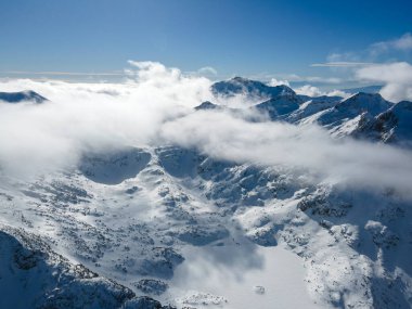 Bulgaristan 'ın Polezhan ve Bezbog Tepeleri yakınlarındaki Pirin Dağı' nın İnanılmaz Hava Kış Manzarası
