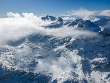 Bulgaristan 'ın Polezhan ve Bezbog Tepeleri yakınlarındaki Pirin Dağı' nın İnanılmaz Hava Kış Manzarası