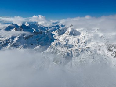 Bulgaristan 'ın Polezhan ve Bezbog Tepeleri yakınlarındaki Pirin Dağı' nın İnanılmaz Hava Kış Manzarası