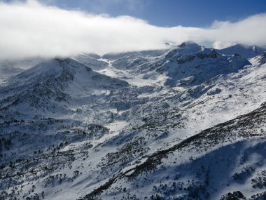 Bulgaristan 'ın Polezhan ve Bezbog Tepeleri yakınlarındaki Pirin Dağı' nın İnanılmaz Hava Kış Manzarası