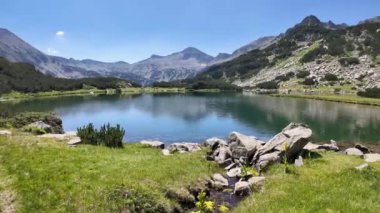 Bulgaristan 'ın Banderitsa bölgesindeki Pirin Dağı' nın şaşırtıcı yaz manzarası