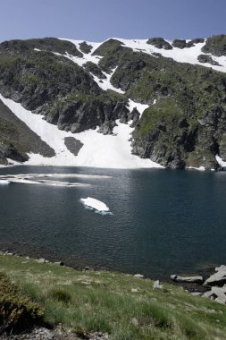 Bulgaristan 'ın Yedi Rila Gölünün etrafındaki Rila Dağı' nın muhteşem manzarası