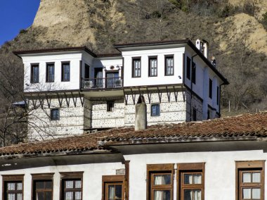Bulgaristan 'ın Blagoevgrad bölgesindeki Melnik kasabasındaki tipik sokak ve eski evler