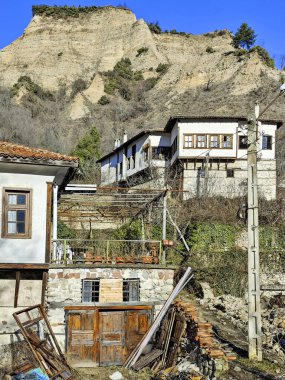 Bulgaristan 'ın Blagoevgrad bölgesindeki Melnik kasabasındaki tipik sokak ve eski evler