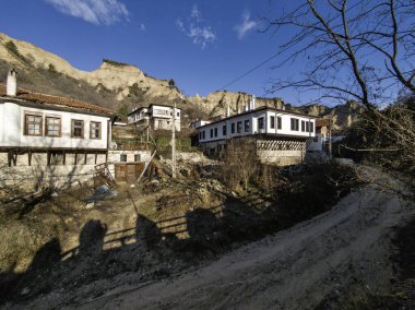 Bulgaristan 'ın Blagoevgrad bölgesindeki Melnik kasabasındaki tipik sokak ve eski evler