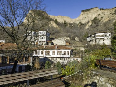 Bulgaristan 'ın Blagoevgrad bölgesindeki Melnik kasabasındaki tipik sokak ve eski evler