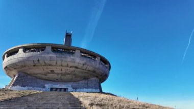 BUZLUDZHA, BULGARIA - 19 Kasım 2024: Bulgaristan 'ın Buzludzha Tepesi' ndeki Terk Edilmiş Bulgar Komünist Partisi Anıt Evi, Stara Zagora bölgesi, Bulgaristan