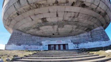 BUZLUDZHA, BULGARIA - 19 Kasım 2024: Bulgaristan 'ın Buzludzha Tepesi' ndeki Terk Edilmiş Bulgar Komünist Partisi Anıt Evi, Stara Zagora bölgesi, Bulgaristan
