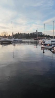 SOZOPOL, BULGARIA - 14 Aralık 2024: Bulgaristan 'ın Burgaz Bölgesi Sozopol limanının günbatımı manzarası