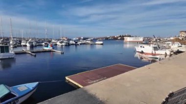 SOZOPOL, BULGARIA - 14 Aralık 2024: Bulgaristan 'ın Burgaz Bölgesi Sozopol limanının günbatımı manzarası