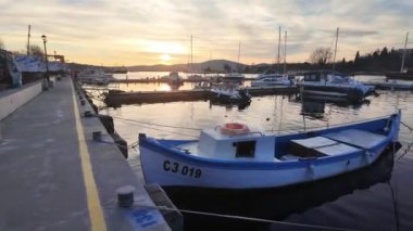 SOZOPOL, BULGARIA - 14 Aralık 2024: Bulgaristan 'ın Burgaz Bölgesi Sozopol limanının günbatımı manzarası