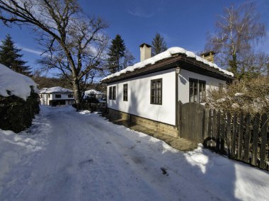 Bulgaristan 'ın Gabrovo bölgesinin Bozhentsi köyünün şaşırtıcı kış manzarası