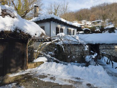 Bulgaristan 'ın Gabrovo bölgesinin Bozhentsi köyünün şaşırtıcı kış manzarası
