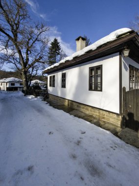 Bulgaristan 'ın Gabrovo bölgesinin Bozhentsi köyünün şaşırtıcı kış manzarası
