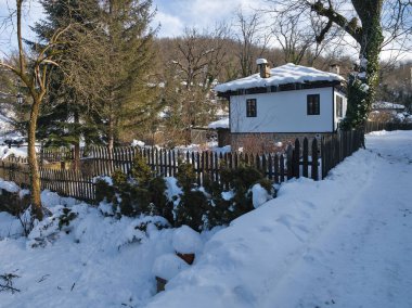 Bulgaristan 'ın Gabrovo bölgesinin Bozhentsi köyünün şaşırtıcı kış manzarası