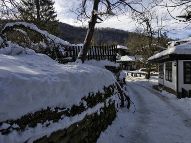 Bulgaristan 'ın Gabrovo bölgesinin Bozhentsi köyünün şaşırtıcı kış manzarası