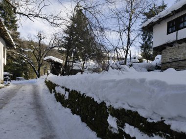Bulgaristan 'ın Gabrovo bölgesinin Bozhentsi köyünün şaşırtıcı kış manzarası