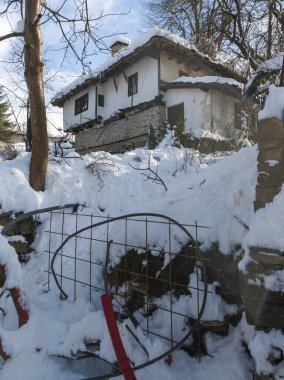 Bulgaristan 'ın Gabrovo bölgesinin Bozhentsi köyünün şaşırtıcı kış manzarası