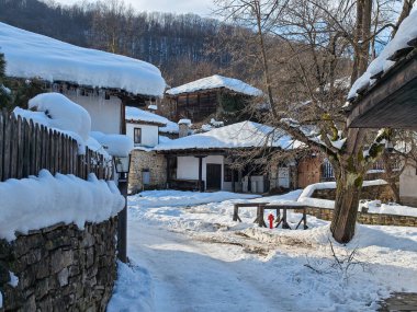 Bulgaristan 'ın Gabrovo bölgesinin Bozhentsi köyünün şaşırtıcı kış manzarası