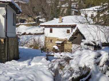Bulgaristan 'ın Gabrovo bölgesinin Bozhentsi köyünün şaşırtıcı kış manzarası