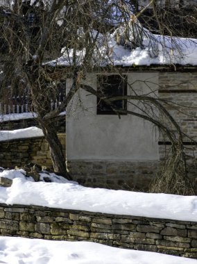 Bulgaristan 'ın Gabrovo bölgesinin Bozhentsi köyünün şaşırtıcı kış manzarası