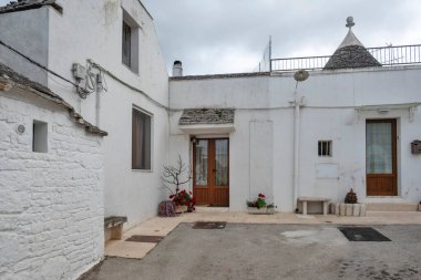 Apulia Bölgesi, İtalya 'nın Alberobello şehrinin muhteşem manzarası.