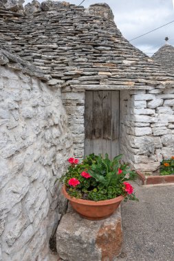 Apulia Bölgesi, İtalya 'nın Alberobello şehrinin muhteşem manzarası.
