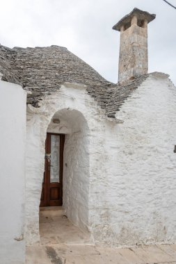 Apulia Bölgesi, İtalya 'nın Alberobello şehrinin muhteşem manzarası.