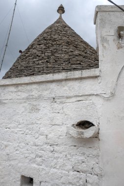 Apulia Bölgesi, İtalya 'nın Alberobello şehrinin muhteşem manzarası.