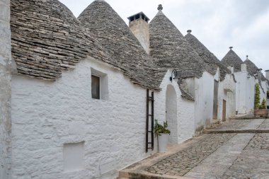 Apulia Bölgesi, İtalya 'nın Alberobello şehrinin muhteşem manzarası.
